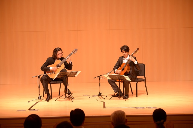 劉士堉（左）與蘇孟風（右）老師的吉他二重奏